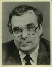 Press Photo Man wearing glasses in closeup portrait - sap41493