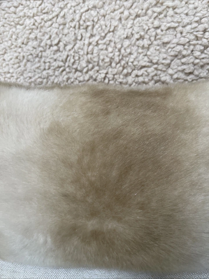 "Almohada decorativa de piel sintética Woolrich Home beige tostado 17""x11"" usada en excelente estado perfecta" Foto 3 de 4