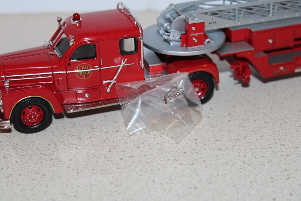 Corgi Classics #US52511 Seagrave 70th Ann 7-Man Enc Tractor-Drawn Aerial Ladder - Image 4 of 4