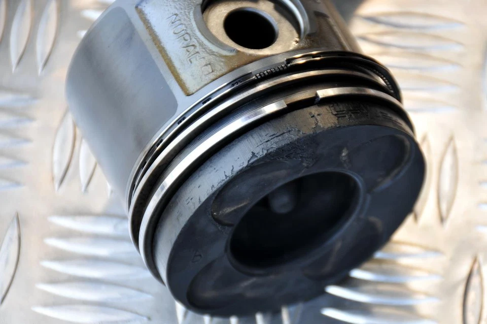 Pistón motor Land Rover Freelander TD4 2001-2006 / BMW E39 E46 M47 con varilla Foto 2 de 4