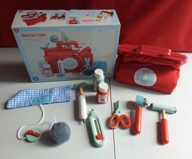 le toy van wooden toy doctor set