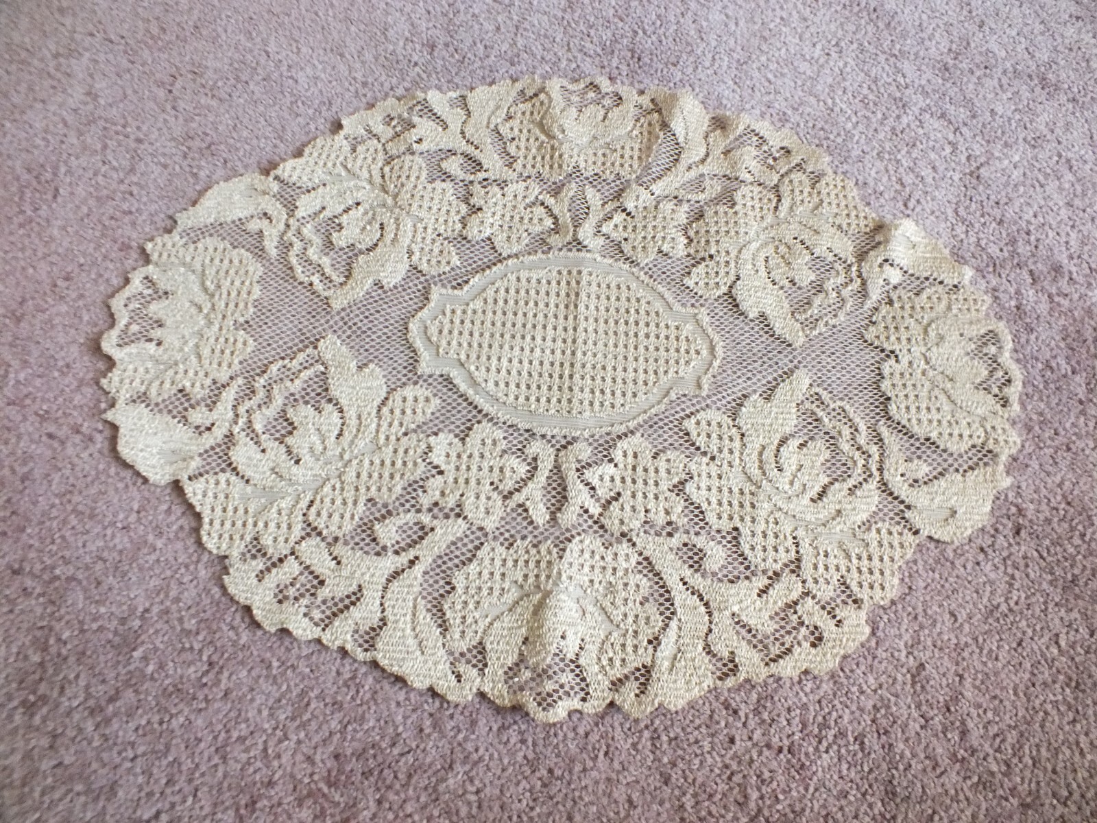 Beautiful Heritage Lace Doily Table Linen Ecru Leaves Floral 12 x 16 