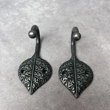 VTG Cast Iron Leaf Wall Hooks Rustic Black Matte Finish (Set of 2)