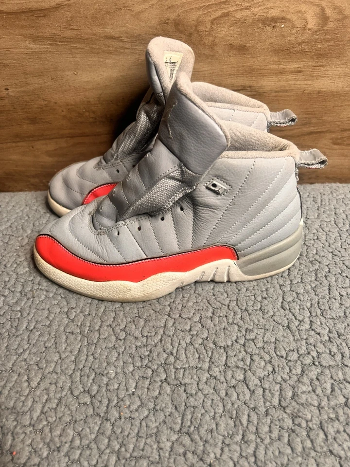 Tênis Jordan 12 Wolf cinza corrida cano alto meninas tamanho 3Y cinza e rosa - Imagem 3 de 4