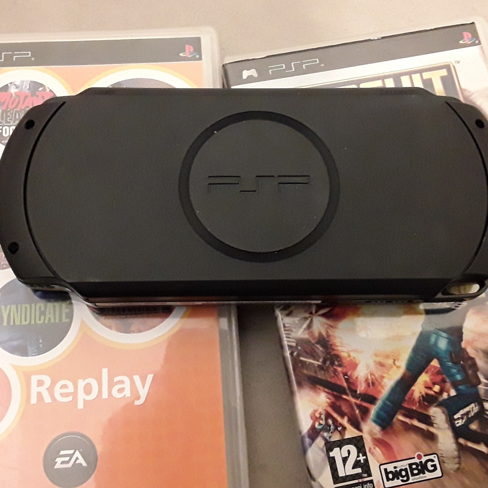 Sony PSPE1004 Console de Jeu Portable Sony PSP + Chargeur + 6 jeux