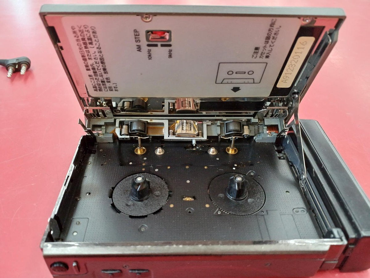 For Parts or Repair) AIWA HS-RX30 Portable Cassette Player w