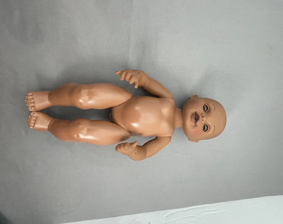 Muñeca bebé CitiToy 1998 negra afroamericana marrón ojo dormido cabello moldeado BPO48 Foto 3 de 4