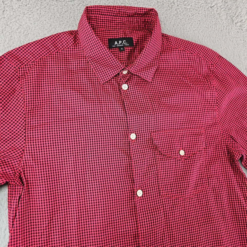 A.P.C. Camisa Masculina Botão Pequena Vermelha Preta Gingham Rue Madame Paris Designer - Imagem 2 de 4