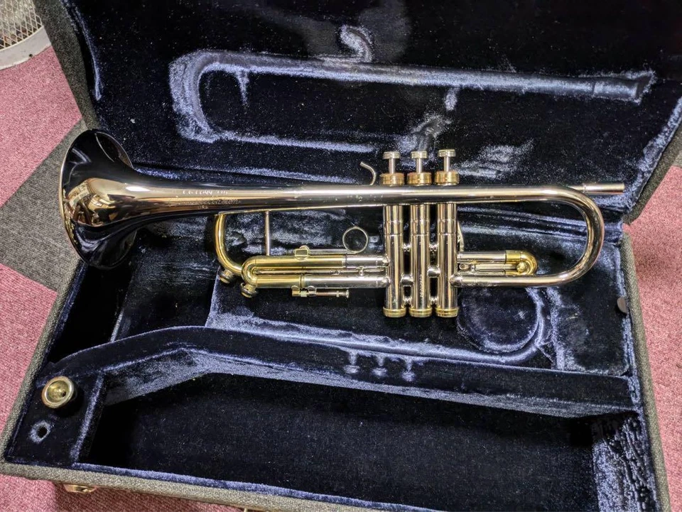 Trompeta Constellation C.G.Conn usada con estuche rígido Foto 2 de 4