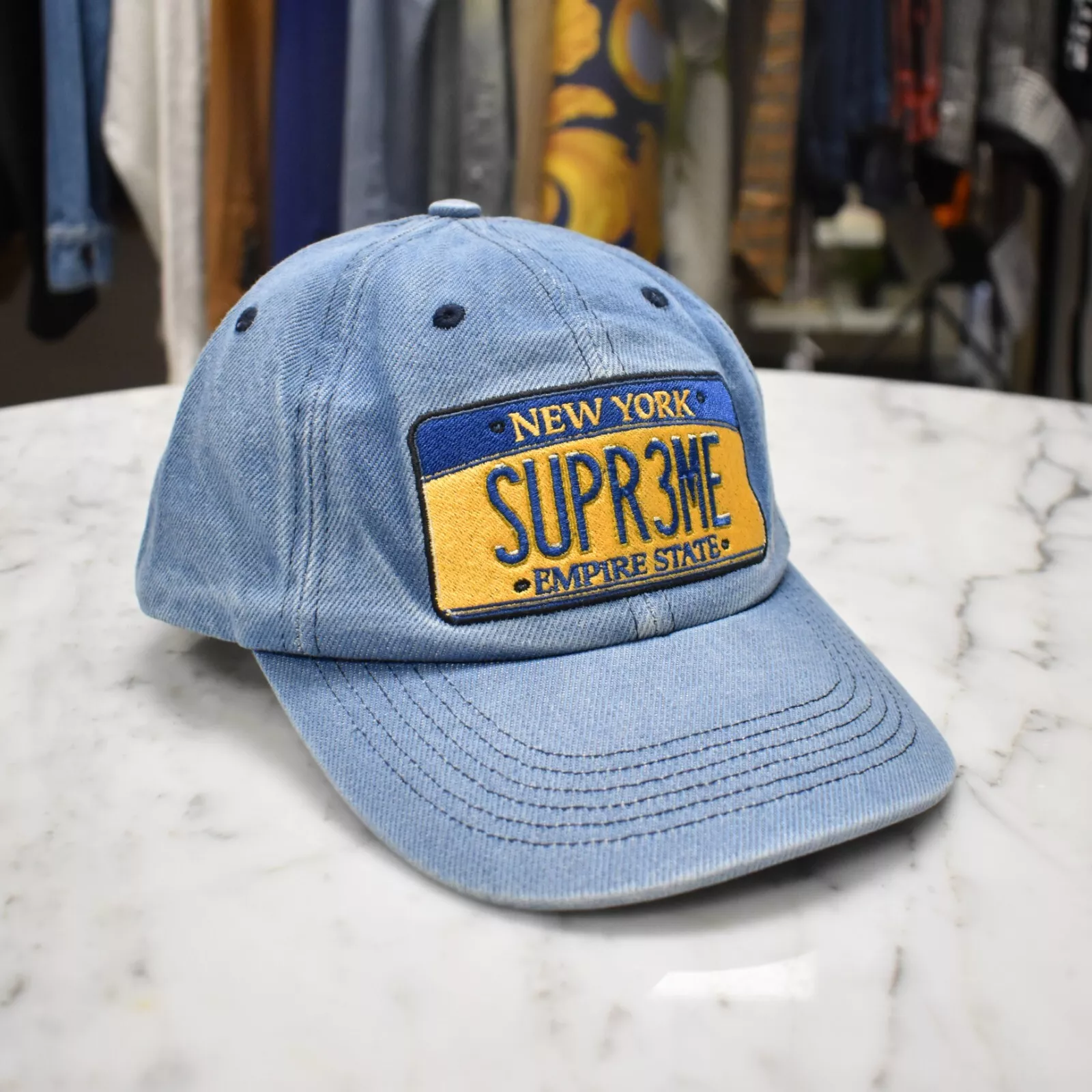 Chapeau 6 panneaux bleu denim SS25 AUTHENTIQUE logo plaque d'immatriculation Supreme New York neuf avec étiquette