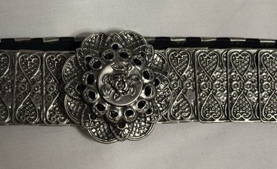 VTG Silver Metal Concho Stretch Belt Floral Buckle Western Boho Black Elastic VTG Silver Tone Metal Concho Womens Stretch Elastic Belt  main image 2
