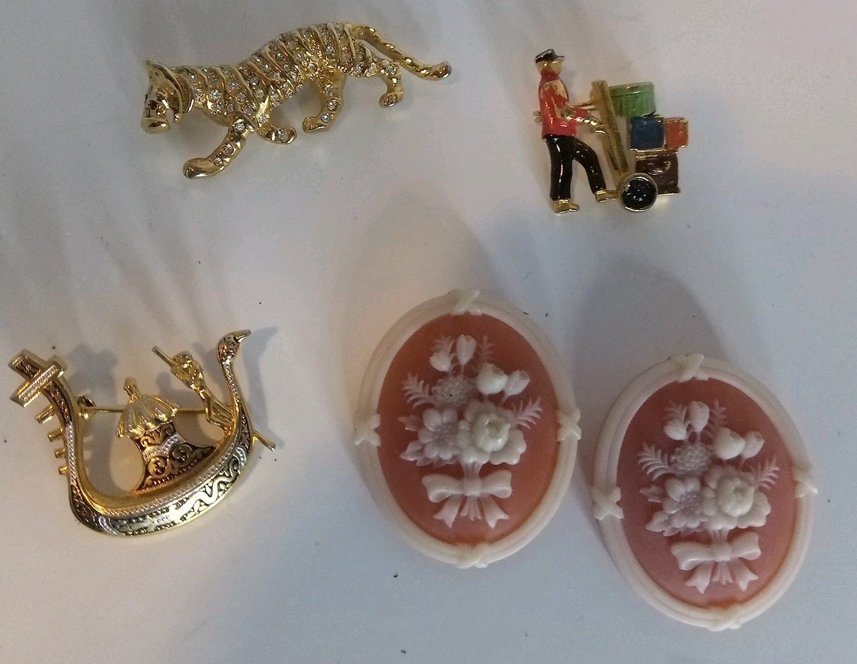 Avon Jewelry Brooches 2  Gold Tone Lot Cat Jewels Pin Vintage Cowuette Luxury