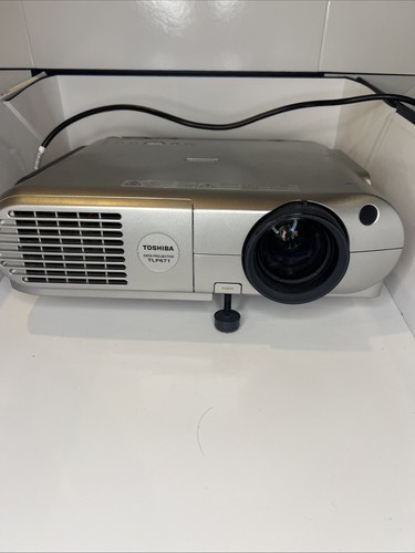 Toshiba TLP-671 LCD Projector - 第 1/7 張圖片