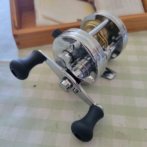 Abu Garcia Ambassadeur 3500CA Limited revisado con caja y accesorios usado - Imagen 3 de 20
