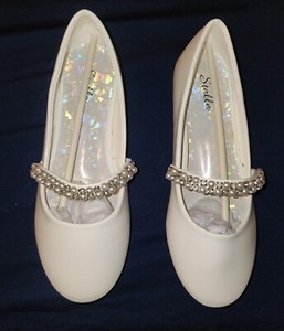 New Girl Stella Edelman Off-White Flats With Rhinestone &  Pearl Details Size 3 