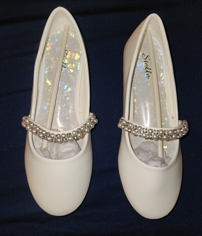 New Girl Stella Edelman Off-White Flats With Rhinestone &  Pearl Details Size 3 