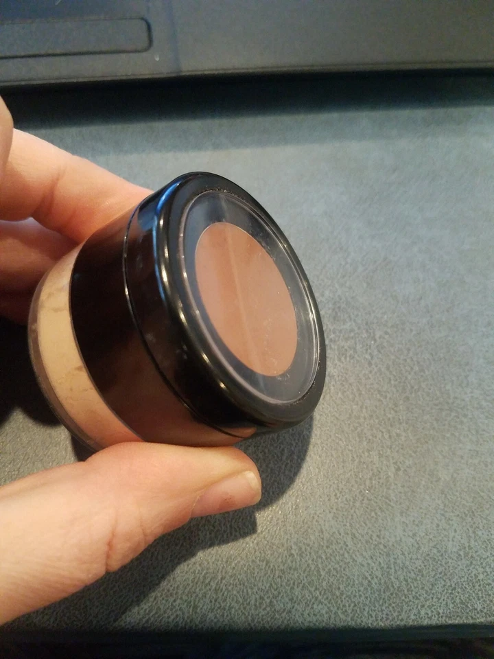 Corrector Cremoso Bobbi Marrón Castaño y Acabado Transparente Polvo Suelto Amarillo Pálido  Foto 2 de 4