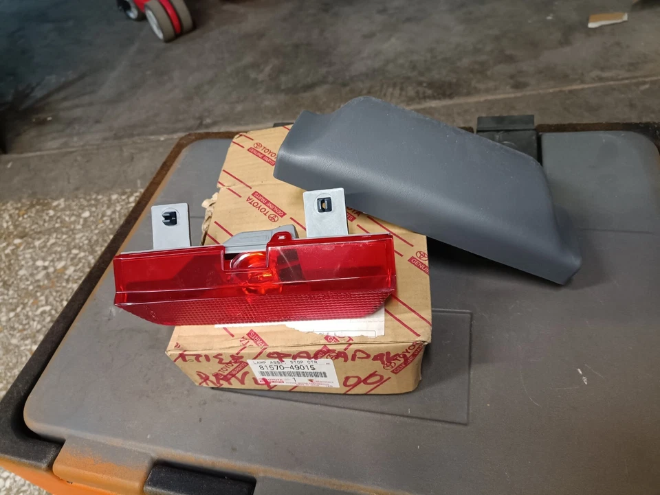 丰田 RAV4 XA20 2001 年全新 Geniune 第三/中心停止 81570-49015 — 第 2/3 张图片