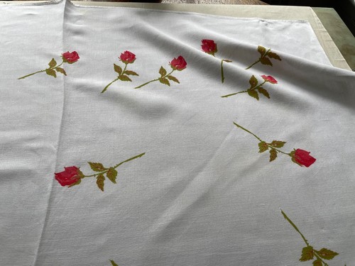 48" VERA vintage linen tablecloth white / red rose buds laundered fresh - Picture 5 of 5