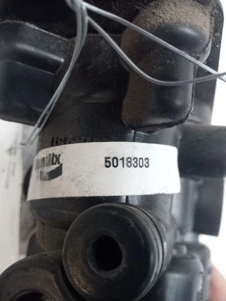 Клапаны тормозных стояков 2012 Freightliner Cascadia (11500012 - Изображение 3 из 4