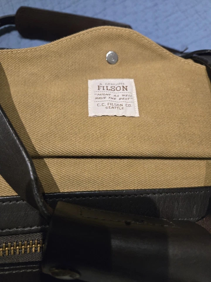 Bolso de Lona Filson Resistente Sarga, Pequeño, Tostado, Correa de Hombro de Cuero, Hecho en EE. UU. Foto 3 de 4