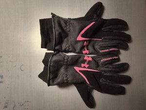 Under Armour Women's Running/ Baseball/ Softball Gloves, Black/Pink