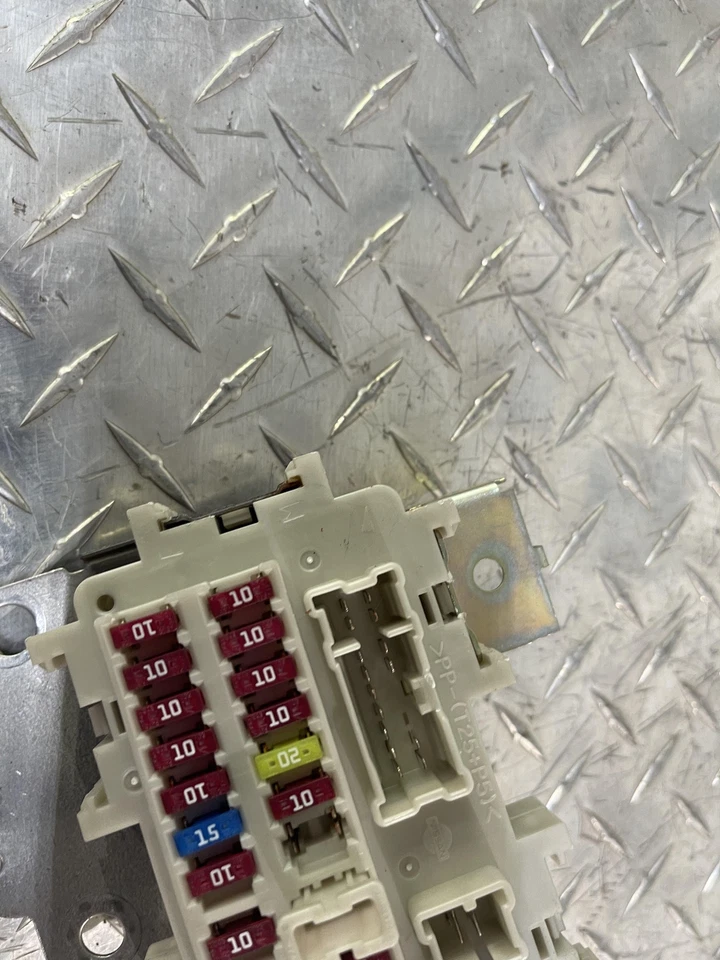 2009-2010 NISSAN XTERRA INTERIOR CABIN FUSE RELAY JUNCTION BOX W/BRACKET OEM - Image 2 of 4