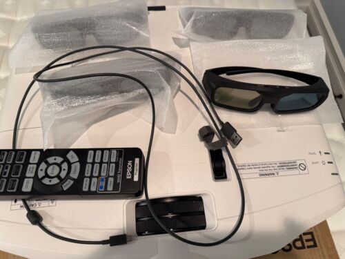 projector epson power lite 5030UB.2D/3D with four 3D glasses,700 hrs lamp used - Picture 2 of 8