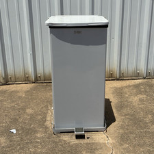 United Receptacle Defenders Steel Step Trash Can, 10 Gallons, White