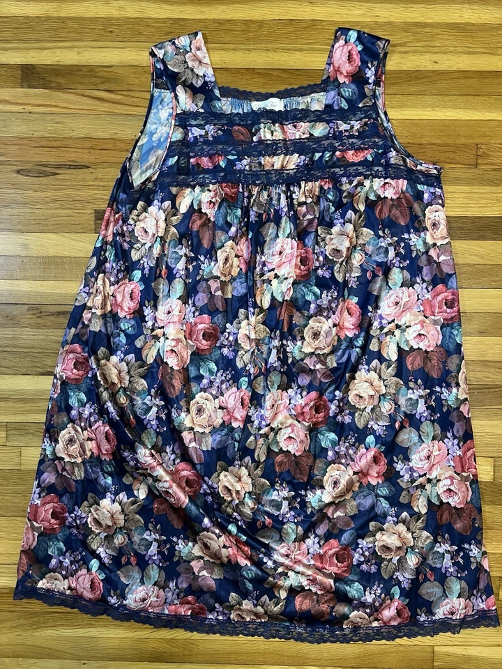 Conjunto de camisón y bata de poliéster de encaje floral talla grande Vanity Fair de colección EE. UU. Foto 2 de 4