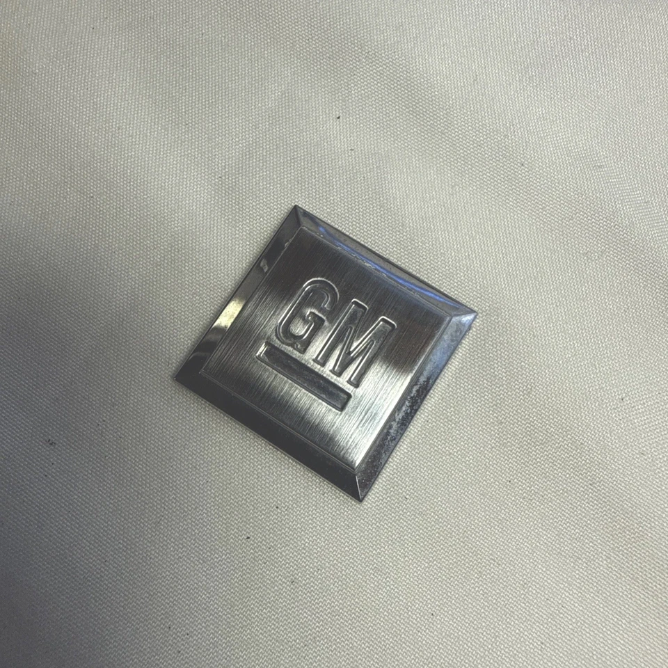 Placa emblema insignia cuadrada GM 1 Chevrolet Chevy Hummer H3 Foto 2 de 4