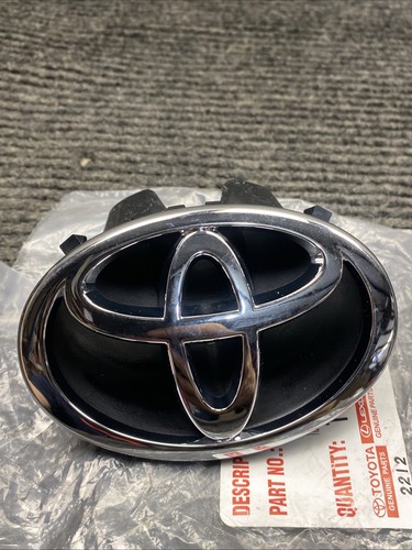 Genuine Toyota Emblem 75311-02080 For 01-02 Toyota Corolla - Picture 8 of 9