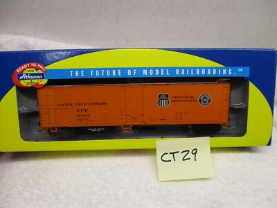 Athearn RTR HO 7553 Smooth Side Reefer PFE #301123       CT29