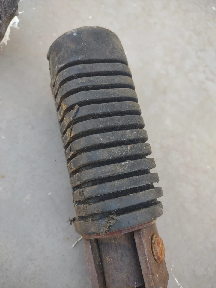 Reposapiés delanteros Honda CM 400 T Nº2 1979 CM250T CM400T Foto 2 de 4