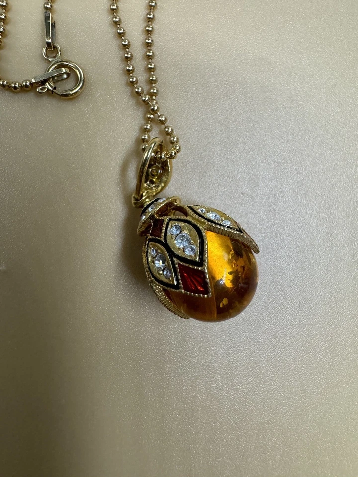 Colgante Huevo Cristal Color Ámbar Cadena Tono Dorado Foto 2 de 4