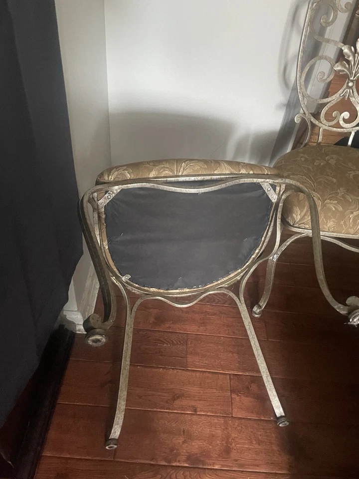 4 elegantes sillas ornamentadas de metal con cojines de patrón floral Foto 3 de 3