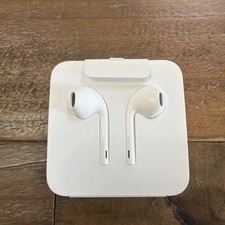 Apple EarPods Lightning Wired Earbuds Headphones White Built-In Remote New
