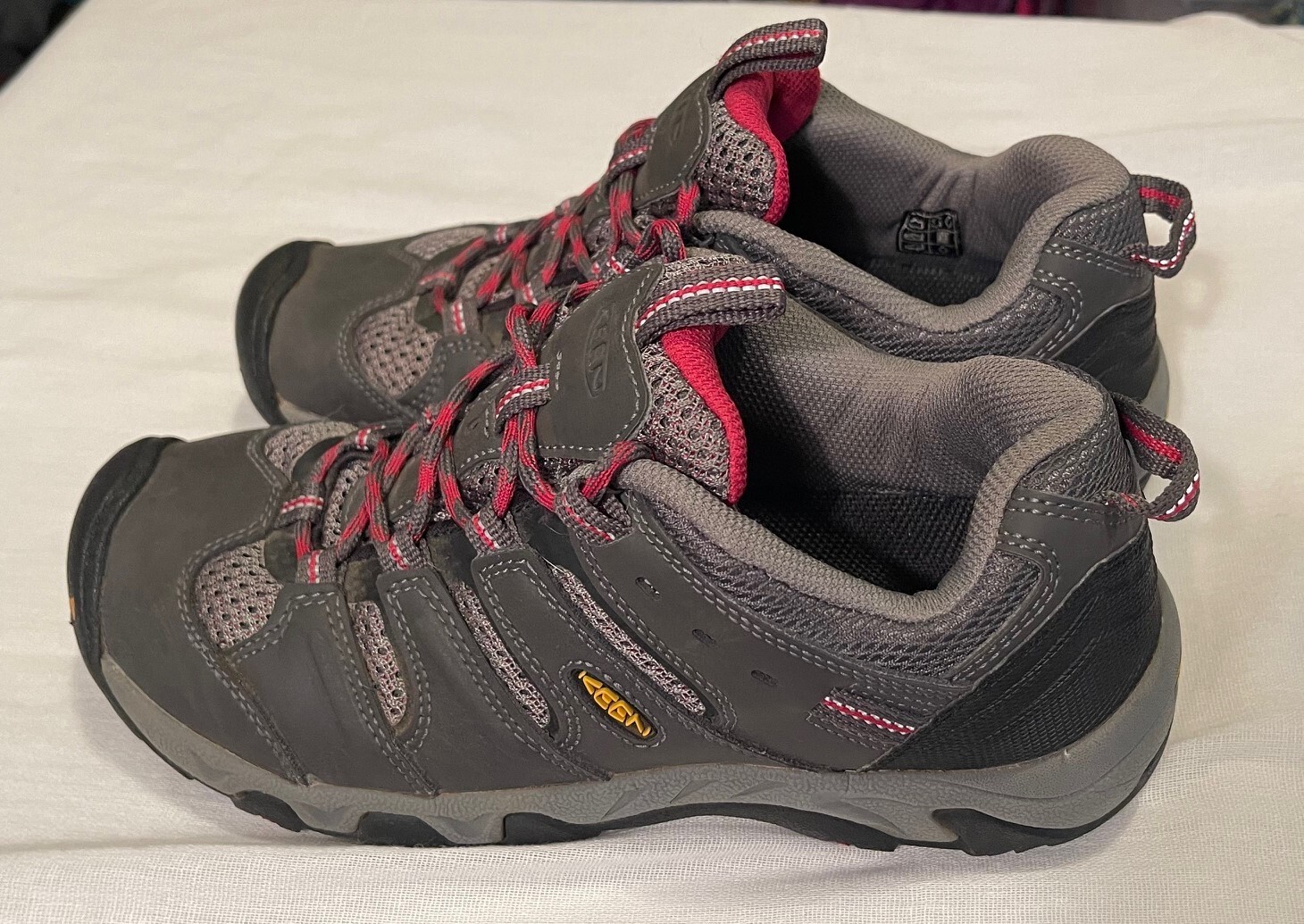 Scarpe da trekking sportive da donna Keen basse grigie rosa sneakers taglia US 7 5