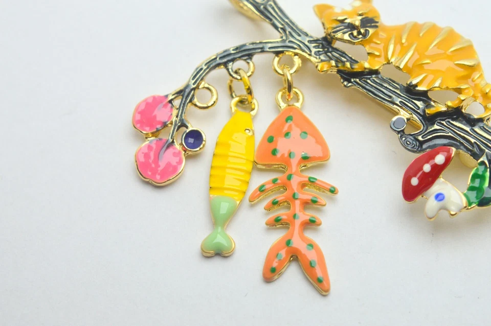 HERMOSO GATO GRANDE CON BROCHE DE PESCADO CON ESMALTE ANIMAL CHAPADO EN ORO Foto 3 de 4