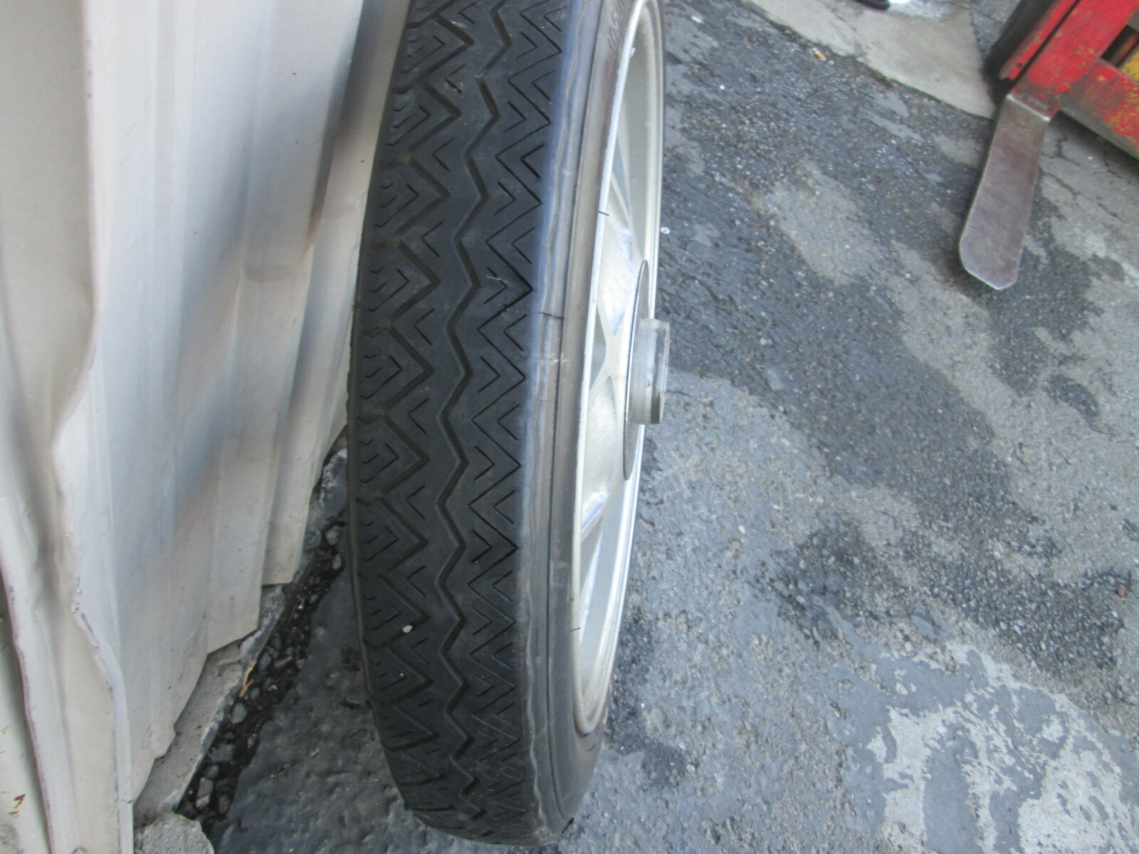 Ferrari 512 BB Spare Wheel & Michelin Tire 31/4 X 20 P/N 110199 -110201