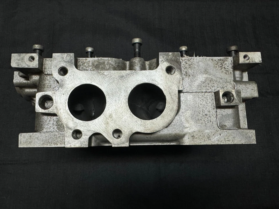 Bloque desnudo de culata de motor Subaru pasajero derecho con tornillos 11039AC020 Foto 4 de 4