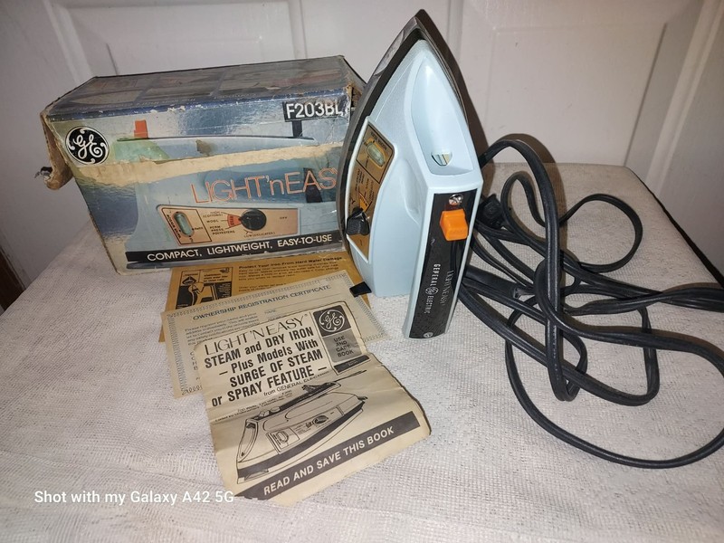 VINTAGE GE LIGHT N EASY BLUE COMPACT STEAM & DRY IRON W/BOX