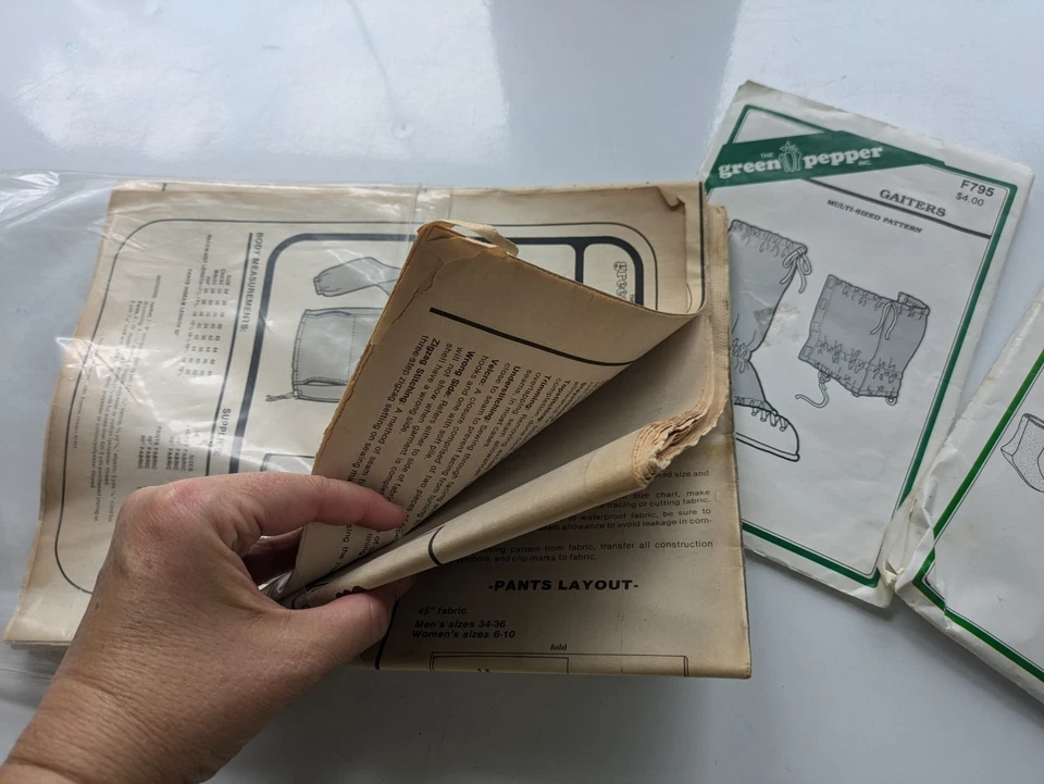 Lot 3 GREEN PEPPER Sewing Patterns New Uncut Polar Socks, Gaiters, Running Suit - Image 4 of 4