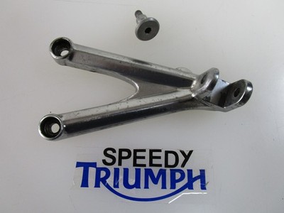 TRIUMPH DAYTONA 675 FUSSRASTENAUFHÄNGER VORNE LINKS PLUS SCHRAUBE 2006 BIS 08 T2082066