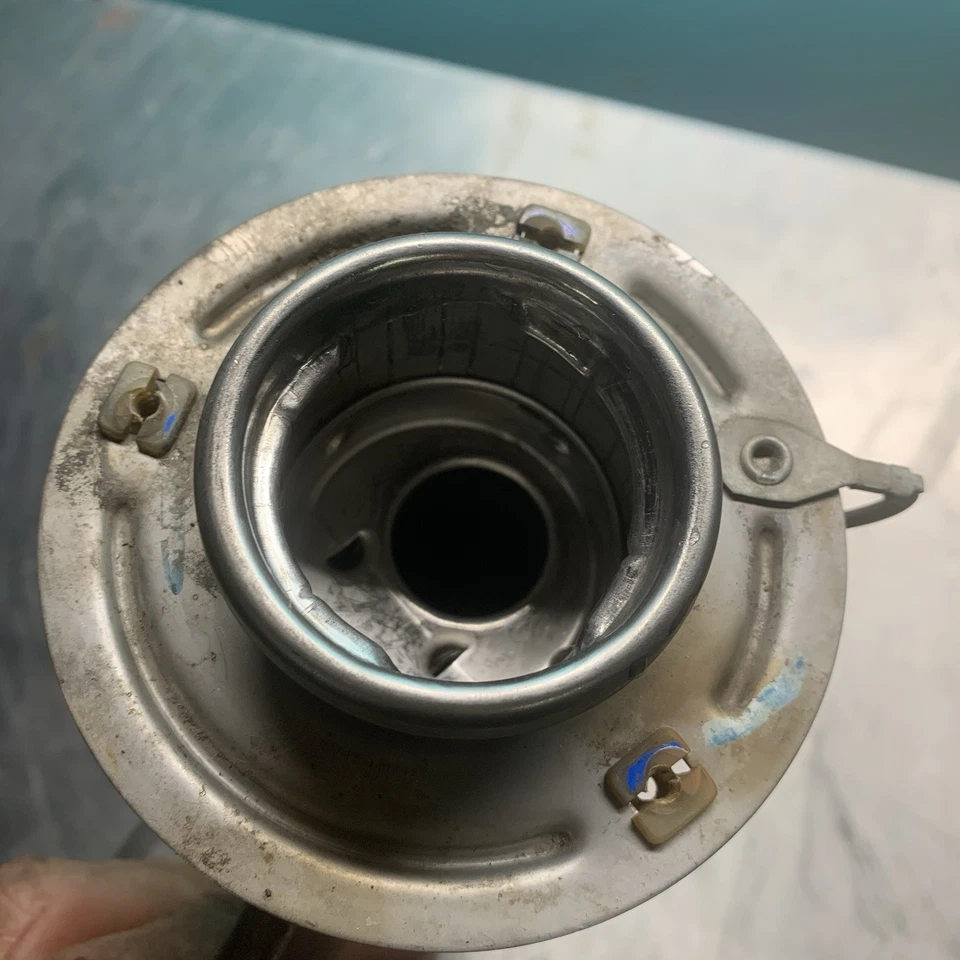 Cuello de llenado de combustible Super Cab de 19,5 galones | Se adapta a Ford Ranger 2004-2011 OEM Foto 3 de 4