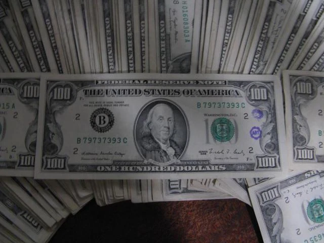 105 - $100  DOLLAR BILLS OLD STYLE SMALL HEAD NICE NOTES 148.95 PER NOTE - Image 4 of 4