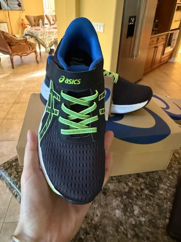Novo em folha! Sapatos ASICS Kids Boy preto/verde perigo! EUA tamanho 3 - Imagem 2 de 4