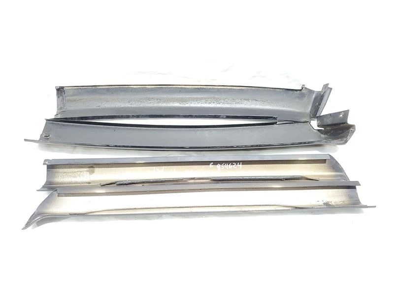 Tapicería exterior parabrisas (4) OEM 1992 Ford Mustang  Foto 4 de 4