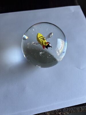 ROUND CLEAR GLASS PAPERWEIGHT WITH 1 BUMBLE BEE 2 3/4  ART GLASS