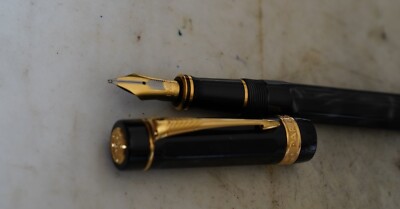 Stylo Parker Duofold Centennial Lucky 8 Édition Spéciale - Plume Or Massif, Résine, Occasion